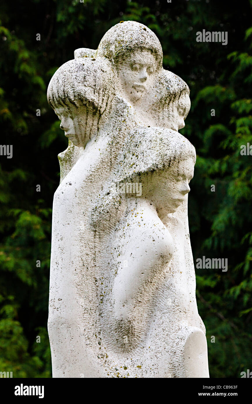 Denkmal von jungen Mädchen steht vor Auxerre Frankreich Stockfoto