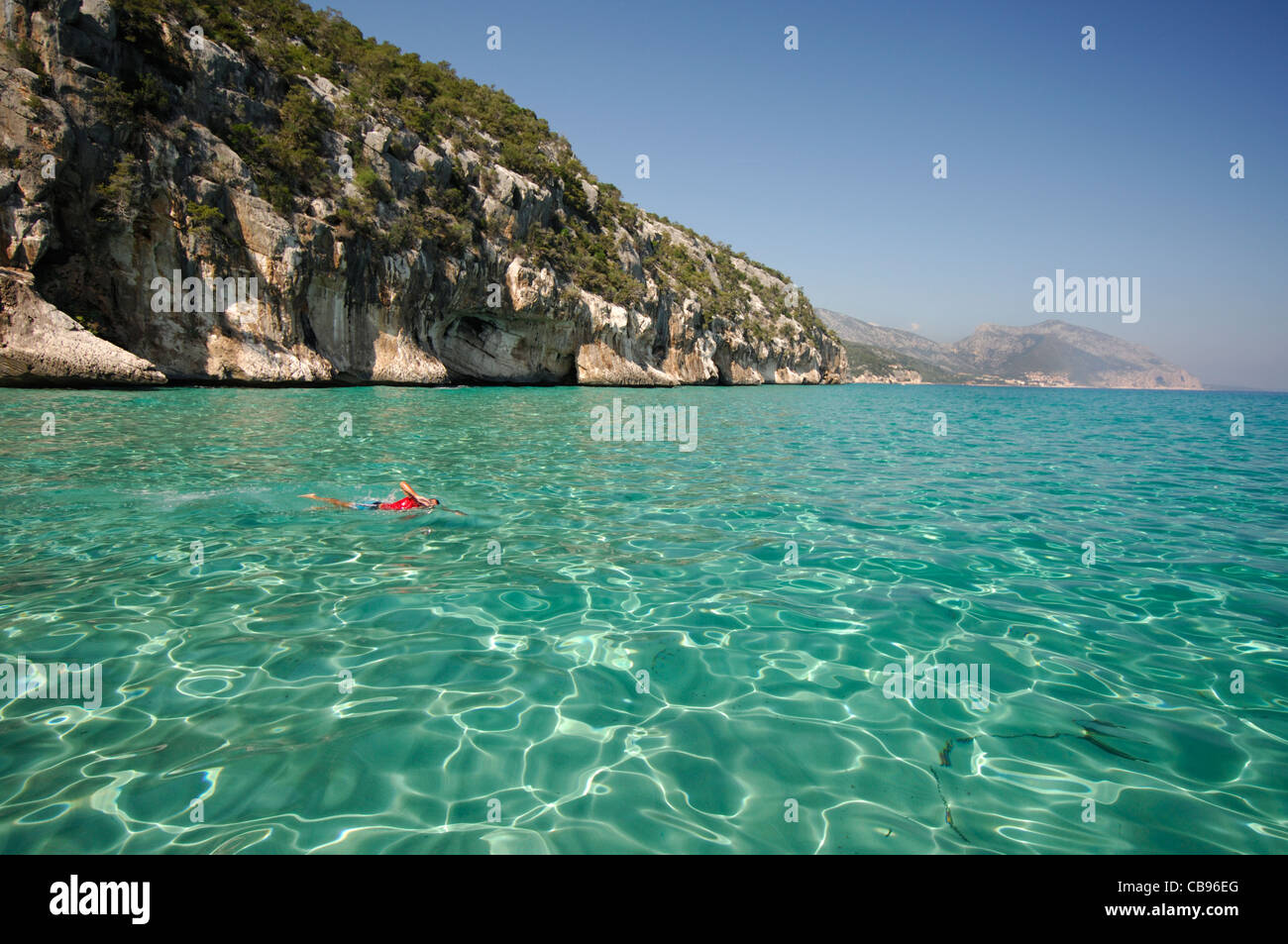 Mann, Schwimmen im Meer von Cala Gonone, Sardinien Stockfoto