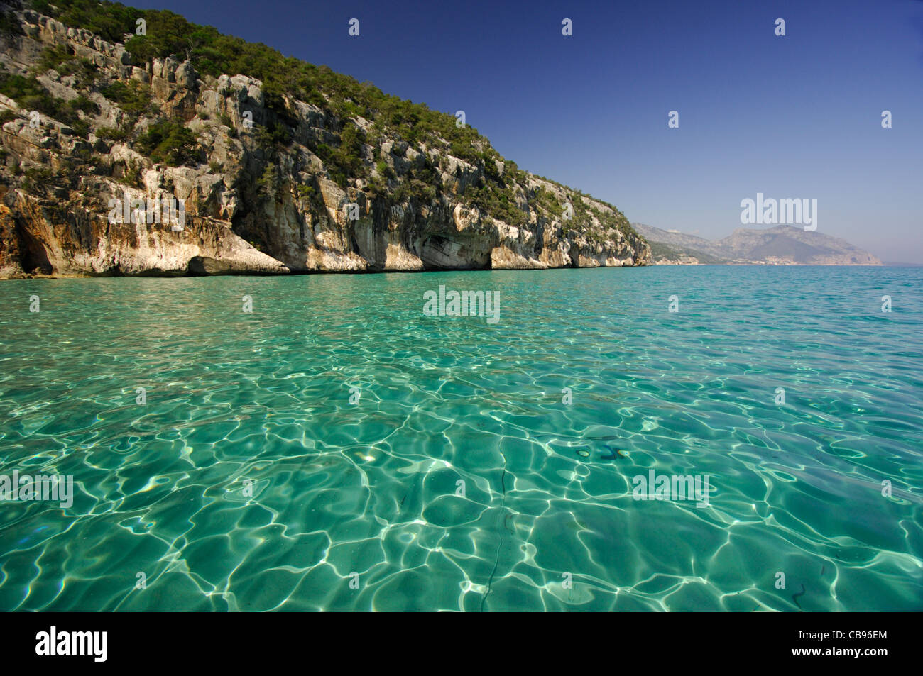 Transparente Meer und Klippen der Küste von Cala Gonone, Golf von Orosei, Sardinien Stockfoto