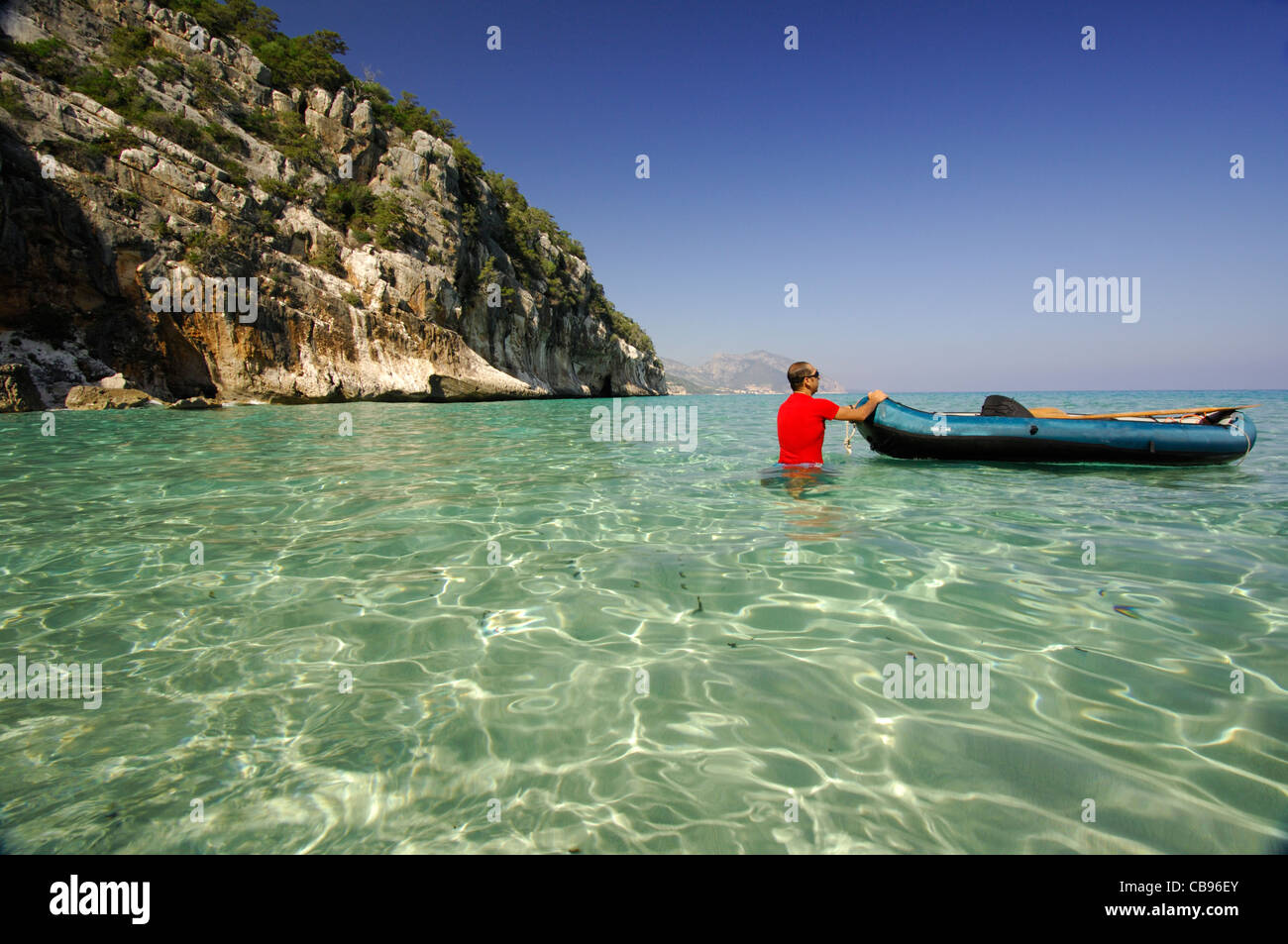 Mann mit seinem Kanu auf dem Meer von Cala Gonone, Sardinien Stockfoto