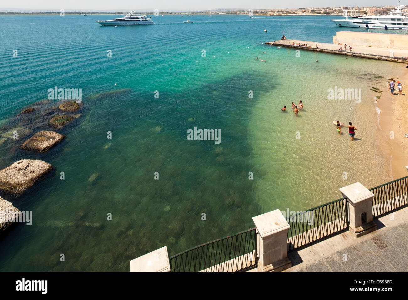 Mit Blick auf den Strand von Siracusa Stockfoto