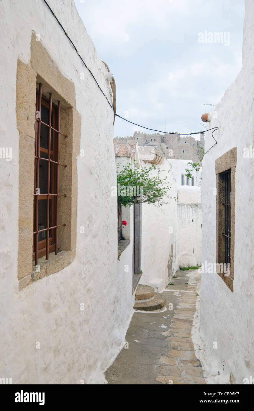 Sturm Wolken über den weiß getünchten Chora und Schloss auf der Insel Patmos in Griechenland Stockfoto