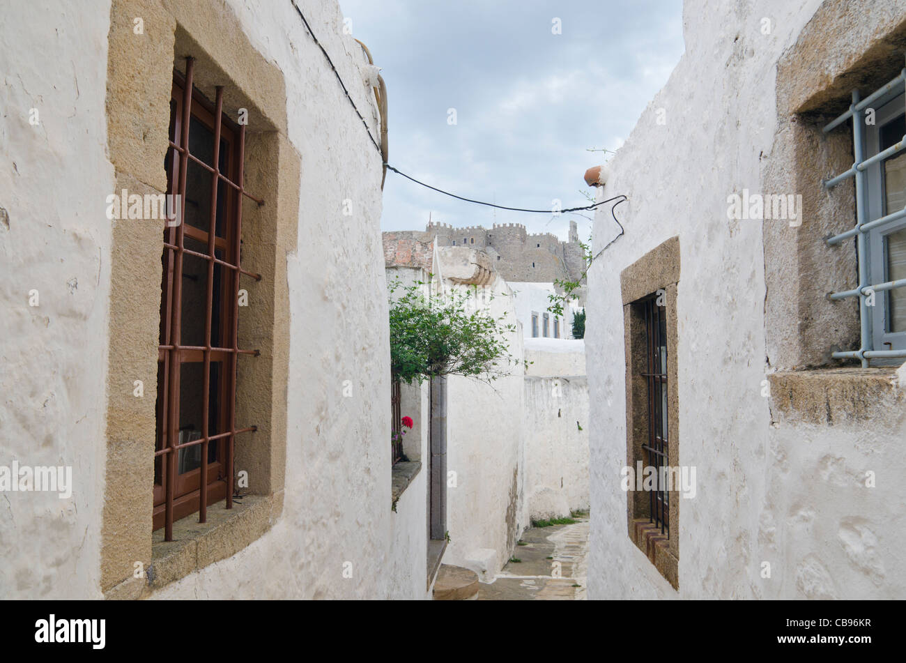 Sturm Wolken über den weiß getünchten Chora und Schloss auf der Insel Patmos in Griechenland Stockfoto