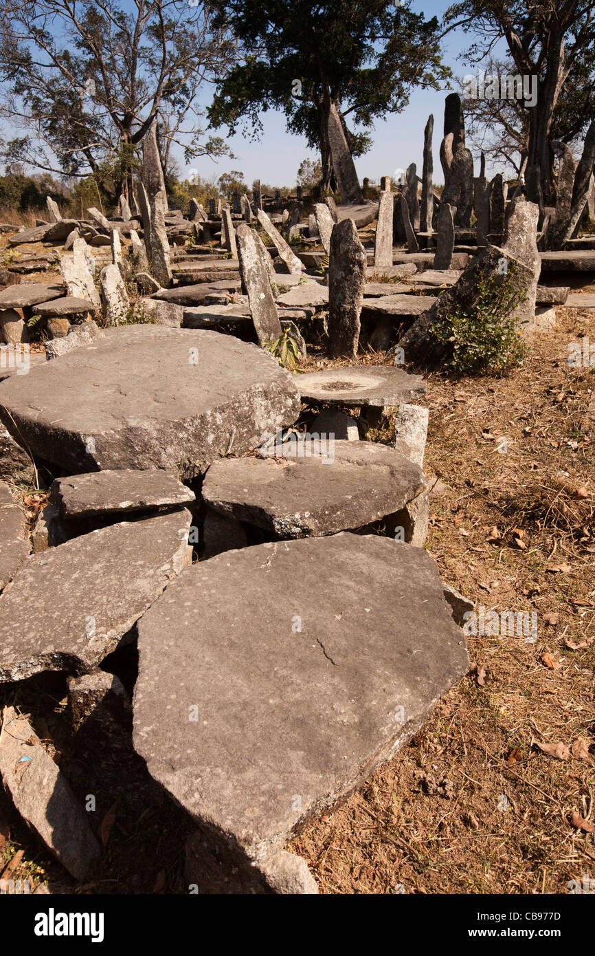 Indien, Meghalaya, Jaintia Hills, Shillong Bezirk Nartiang Megalithen, Stein Monolithen erinnern Jaintia Herrscher Stockfoto