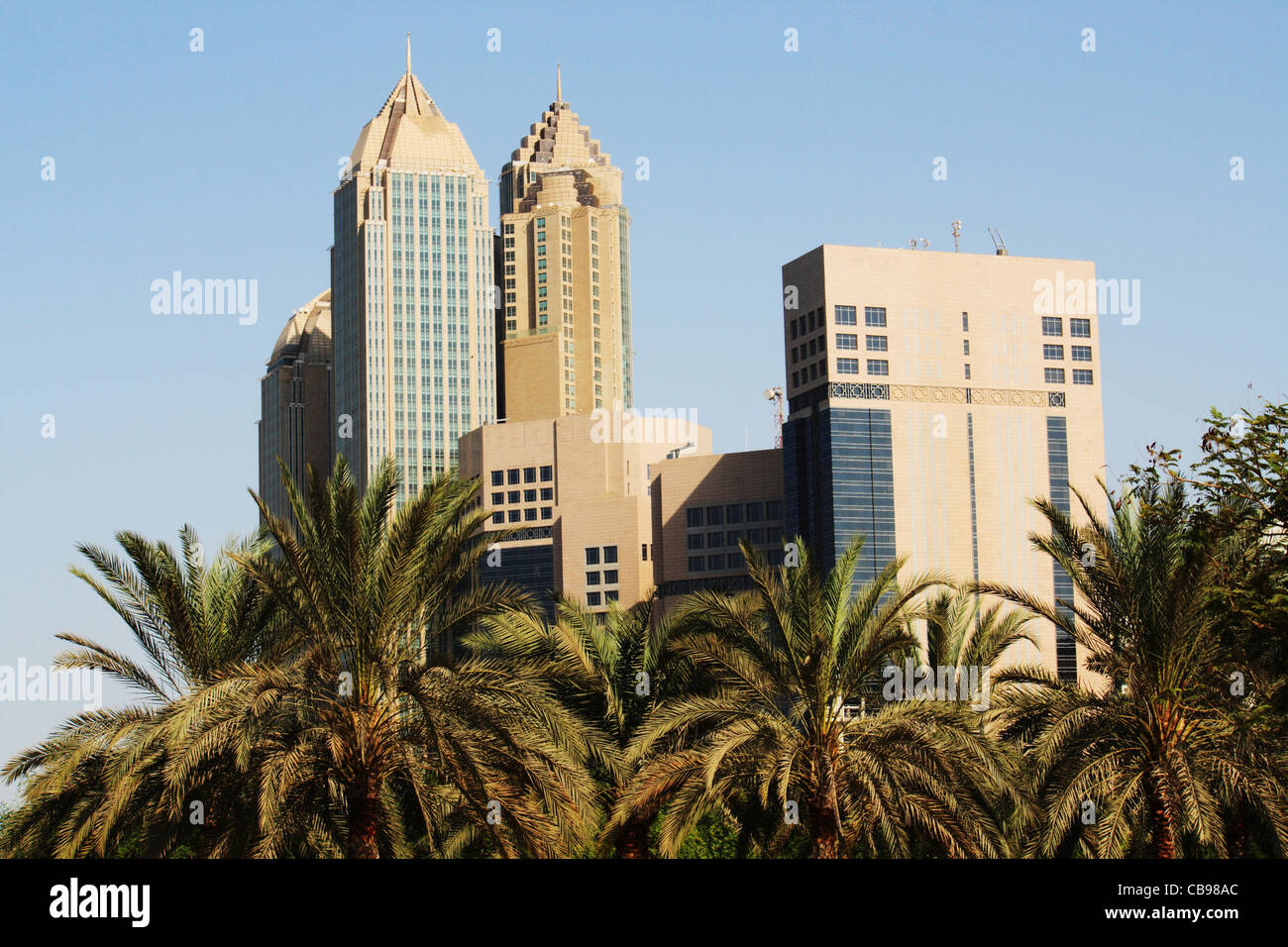 Gebäude und Palmen in Abu Dhabi, Vereinigte Arabische Emirate Stockfoto