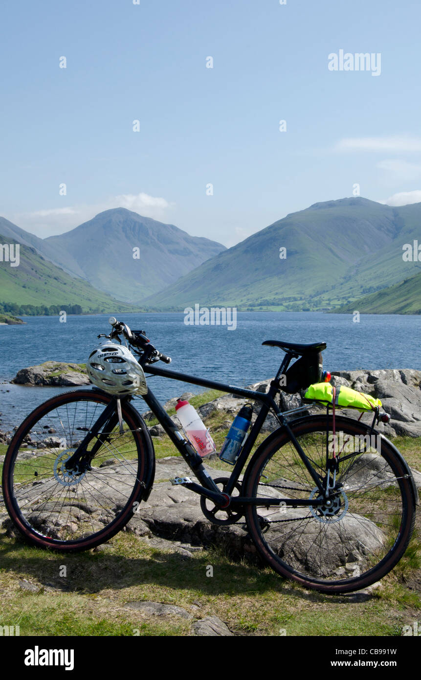 Niedrigen Winkel Schuss eines Fahrrades gegen einen Felsen mit Wastwater See und tiefste dahinter ruht Stockfoto