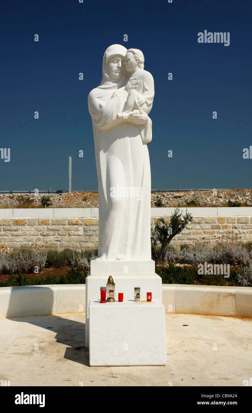 Skulptur der Jungfrau Maria in der Nähe von Skradin Autobahn, Kroatien Stockfoto