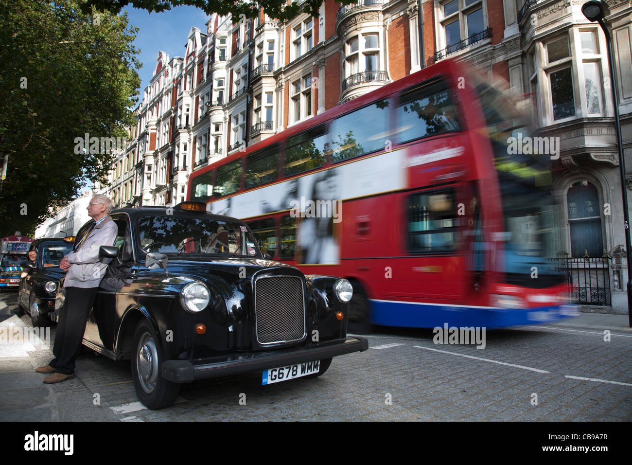Taxifahrer und Taxi vor dem British Museum, London, UK Stockfoto