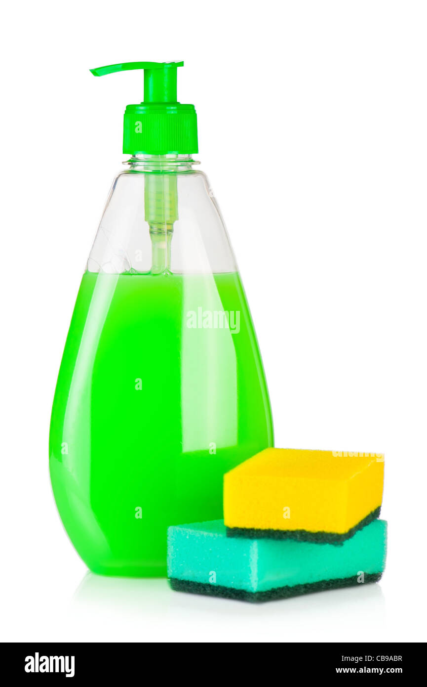 Reinigung des Hauses versorgt. Kunststoff-Flasche mit Spülmittel und Schwamm isoliert auf weißem Hintergrund Stockfoto