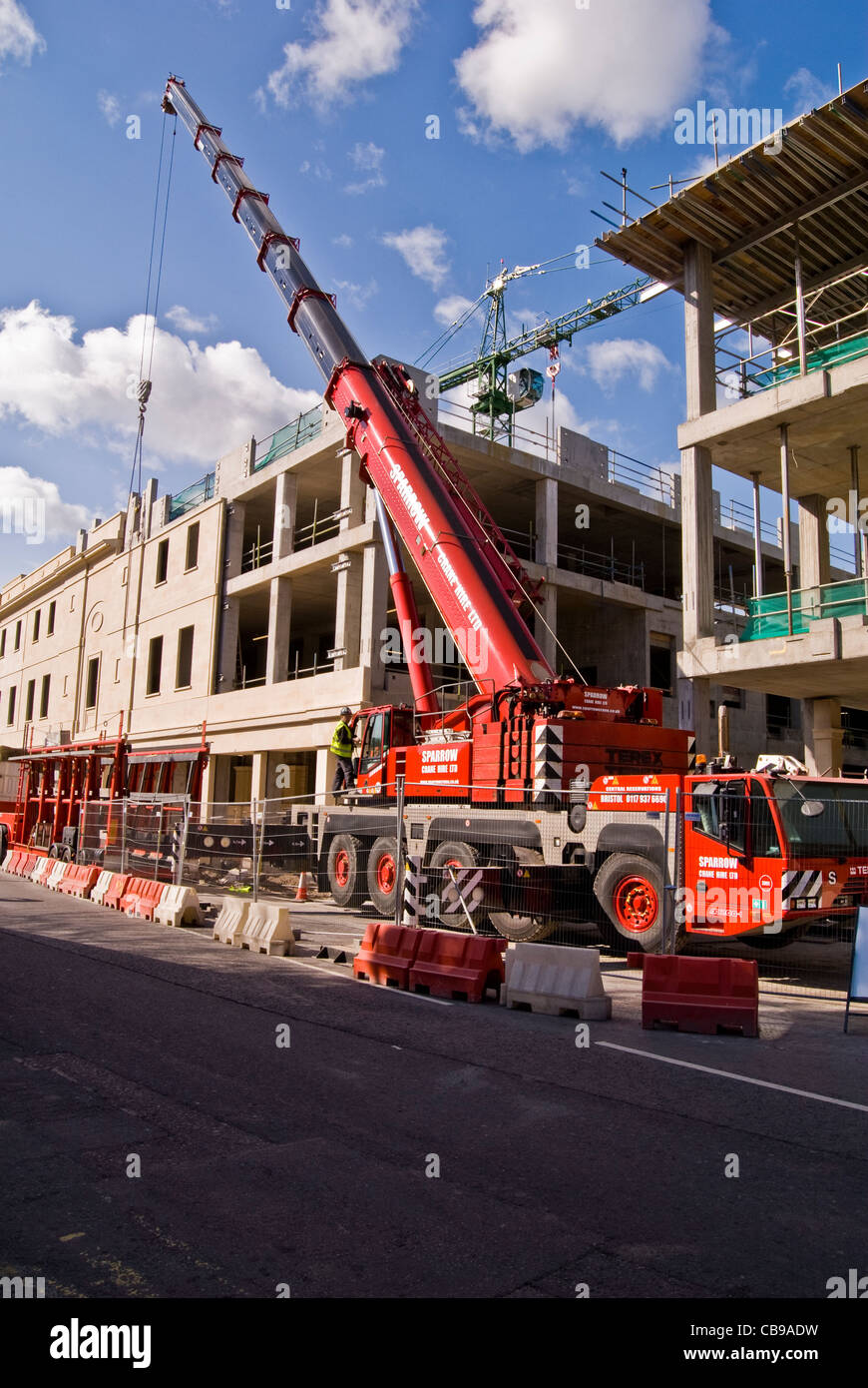 Kran und Bau Arbeiter auf Dorchester Street, Bath, Somerset, England, UK Stockfoto