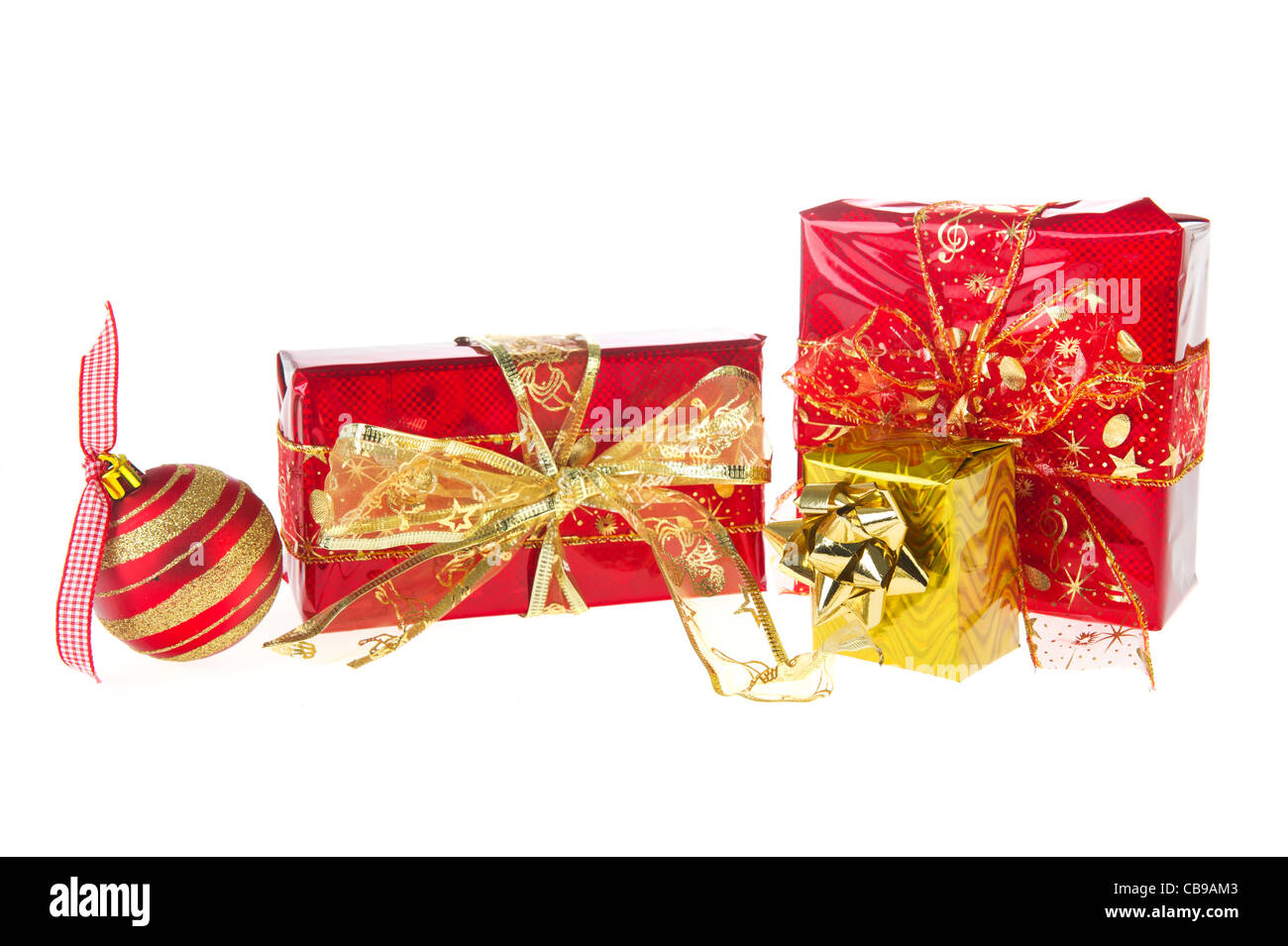 Geschenke und Schmuck für Weihnachten in rot und gold Stockfoto