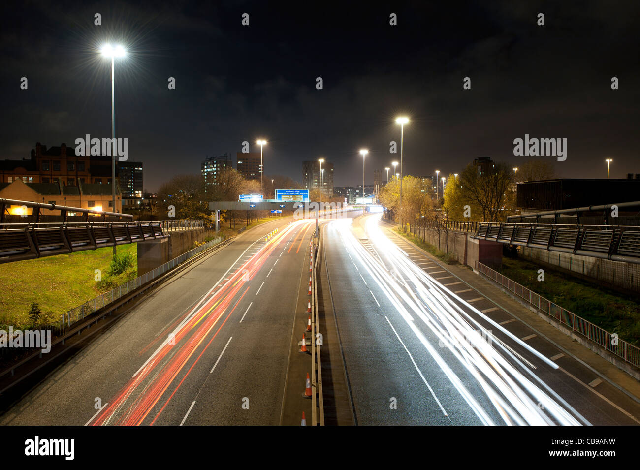 Ein Abend-Schuss von A57(M) Manunian Weise in der Nähe von Hulme, Manchester. Mit langen Verschlusszeiten Lichtspuren. Stockfoto