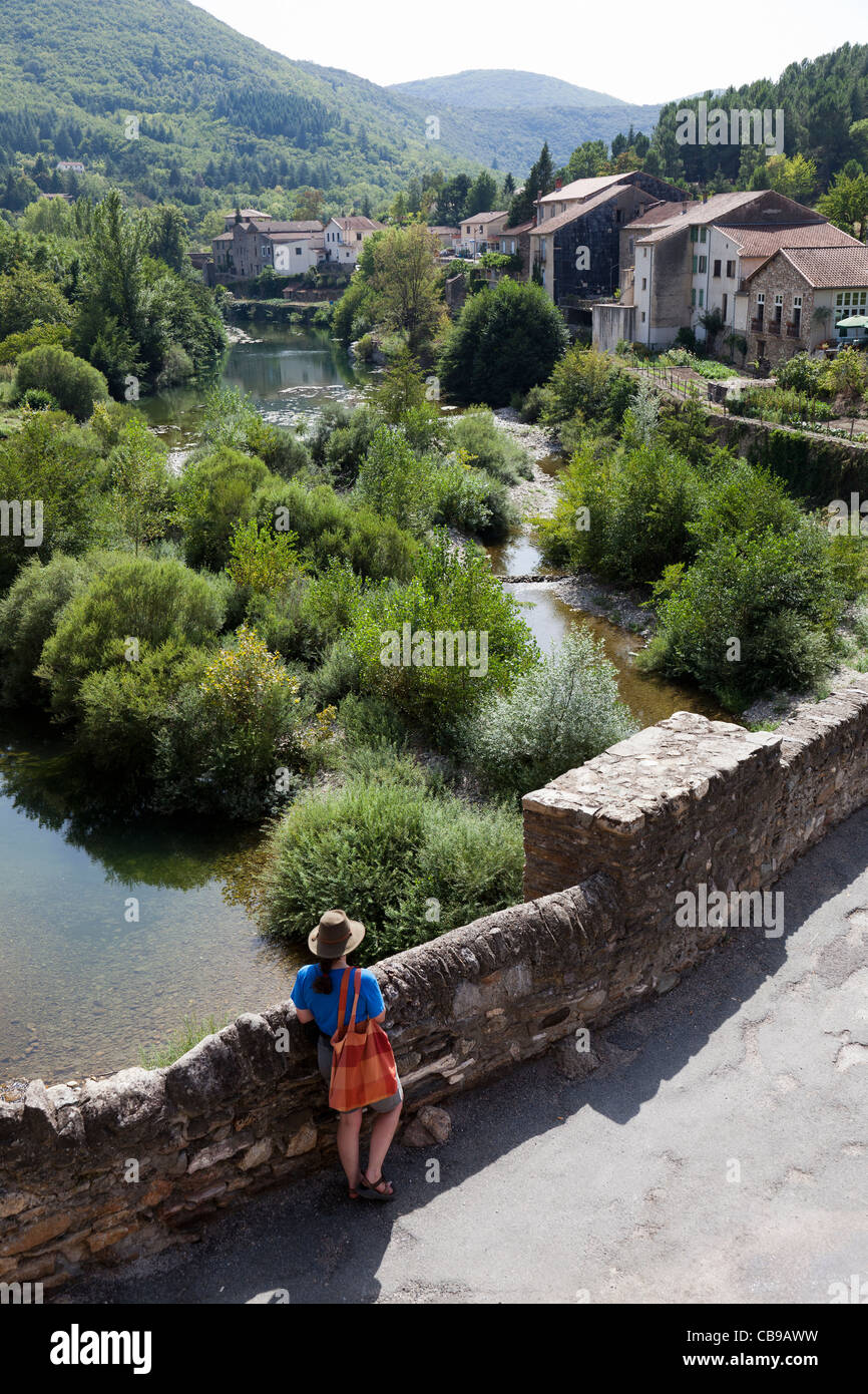 Frau stehend auf Brücke über dem Fluss Tal Olargues Heirault Frankreich Stockfoto
