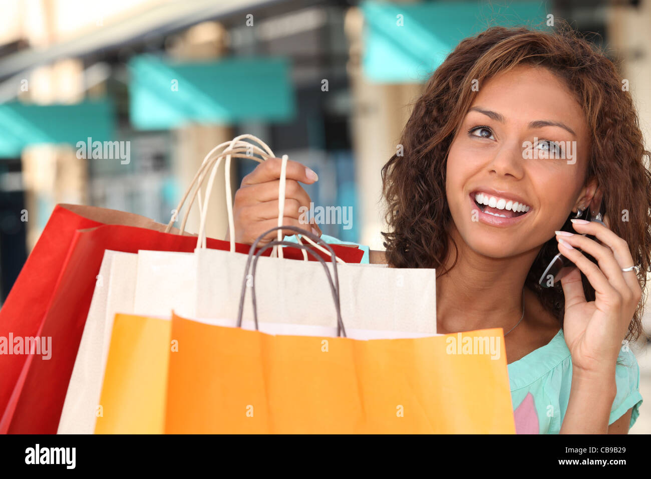 Frau, shoppen und telefonieren Stockfoto