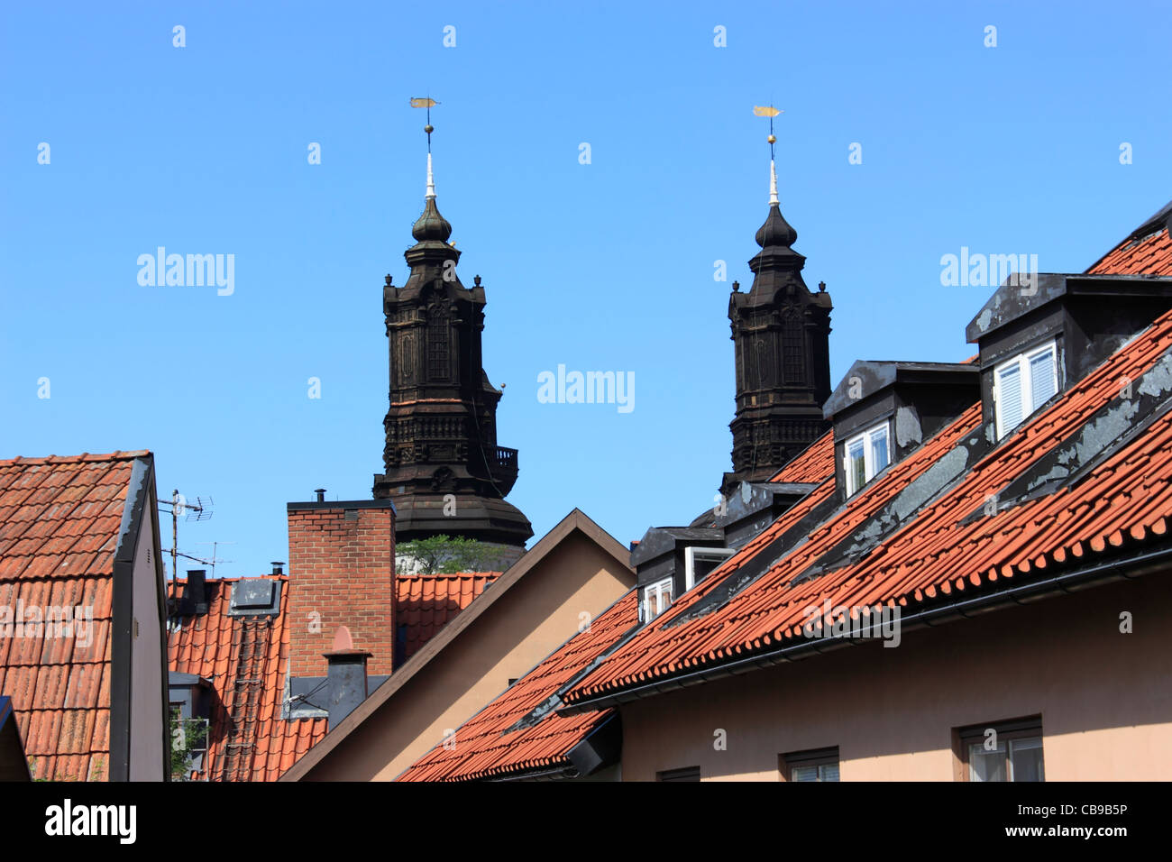 Dächer auf alte Häuser und Visby Kathedrale Stockfoto