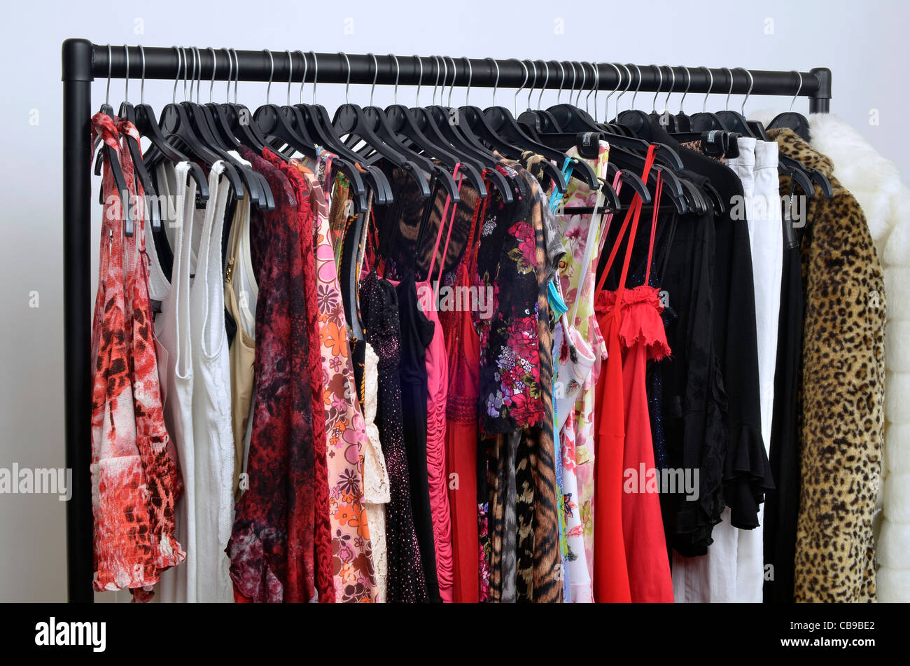 Kleiderstange mit zeitgenössischen junge Frauen Kleidung von Topshop, Miss Selfridge, River Island, New Look, Primark, Motel, etc.. Stockfoto