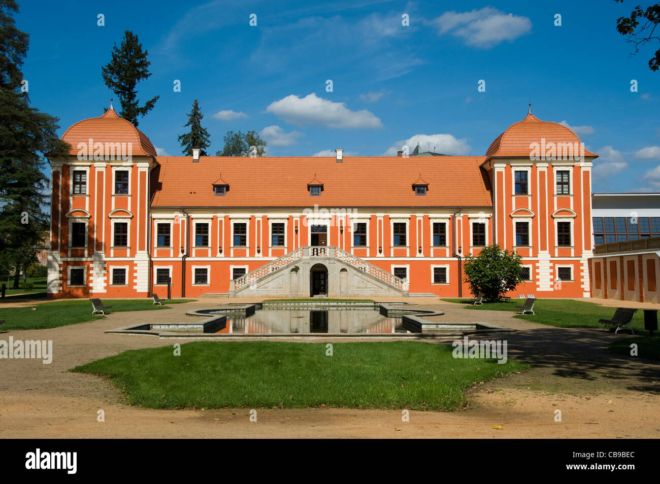 Palast der Fürsten Park Stadtbibliothek Ostrov, Tschechien Stockfoto