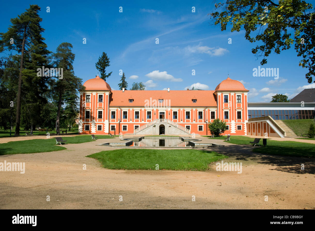 Palast der Fürsten Park Stadtbibliothek Ostrov, Tschechien Stockfoto