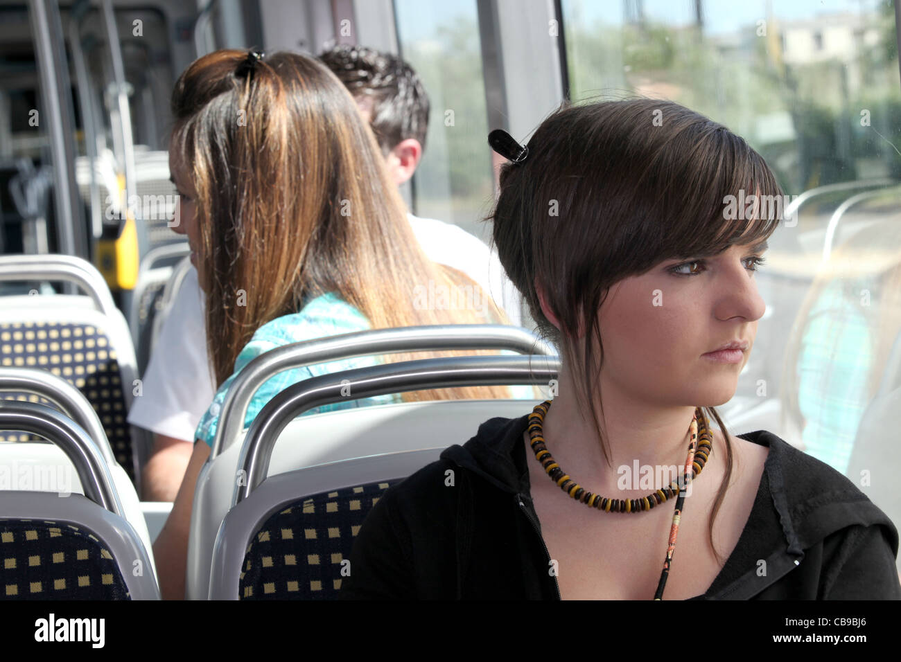 Jungen Menschen in der Straßenbahn Stockfotografie Alamy