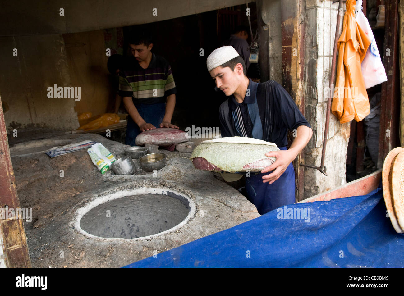 Zentrale asiatische Nan-Brot gebacken im Tandoor-Ofen. Stockfoto