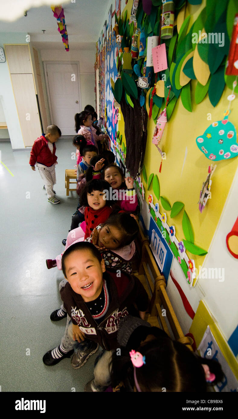 Chinesische Schulkinder in ihrer Klasse. Stockfoto