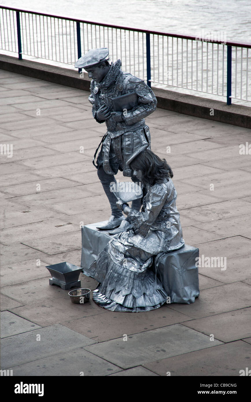 Performance-Künstler oder Straßenkünstler auf dem Thames Path-Weg, London, UK Stockfoto