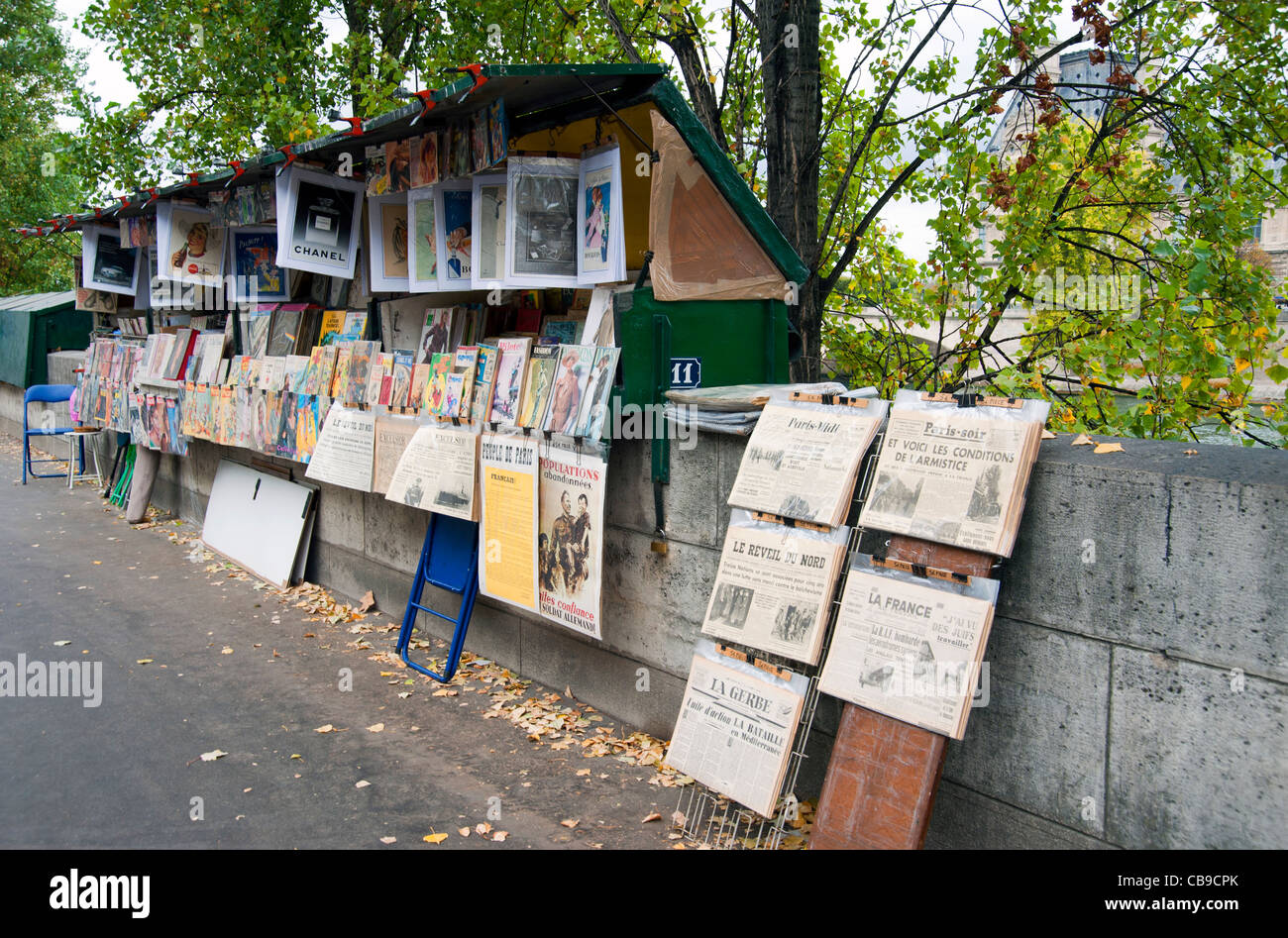 Alte Zeitschriften und Zeitungen zum Verkauf auf einem Bürgersteig Paris durch Seine River, Frankreich Stockfoto