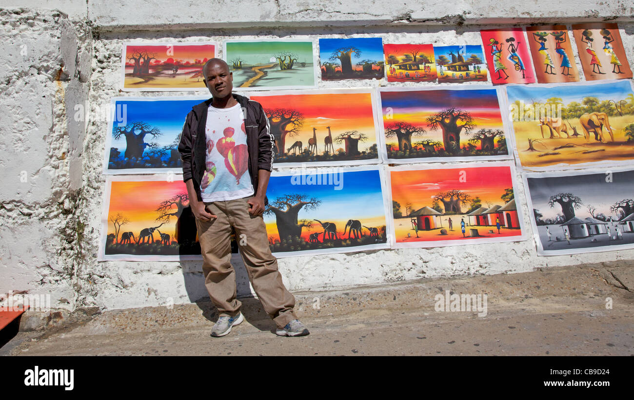 Ein malawische Künstler verkauft seine Arbeit in Kalk Bay, Kapstadt, Südafrika. Stockfoto