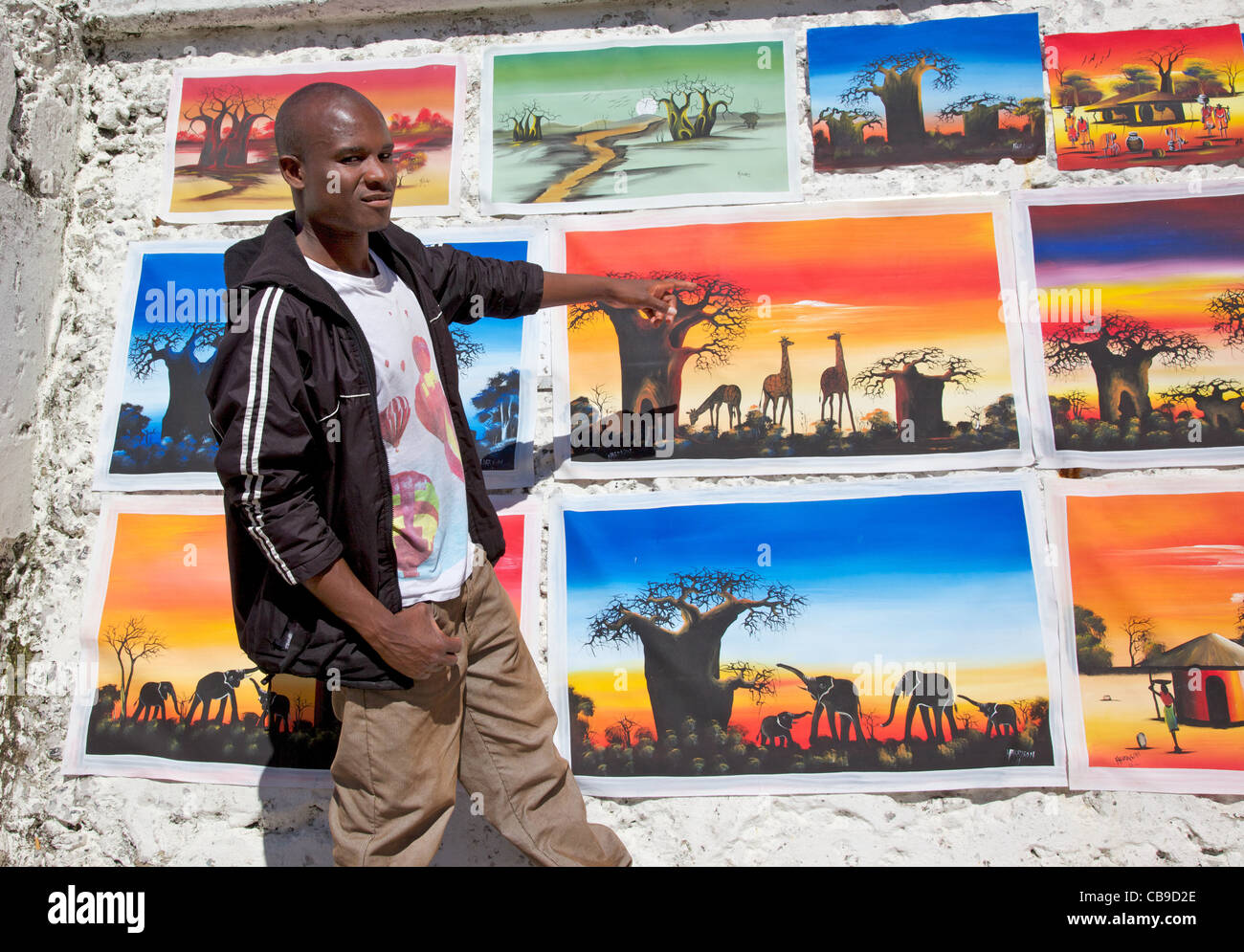 Ein malawische Künstler verkauft seine Arbeit in Kalk Bay, Kapstadt, Südafrika. Stockfoto