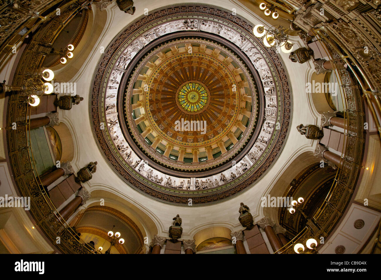 Rotunde und Kuppel des Illinois State Capitol Building zeigt historische Statuen und Gips Basentlastung Fries auf Basis der Kuppel Stockfoto