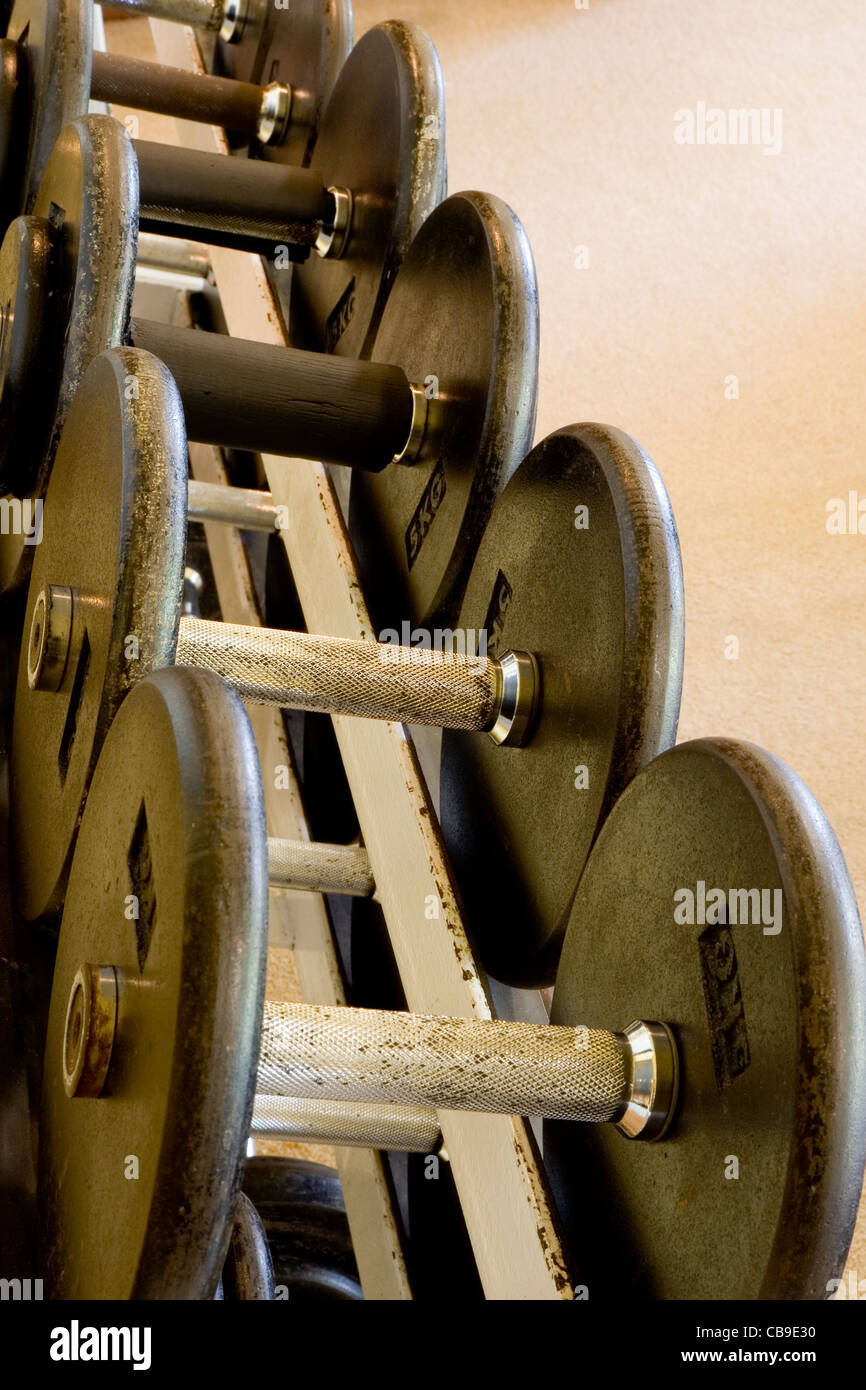Nahaufnahme einer Reihe von Kraftgeräte im Fitness-Studio Stockfoto