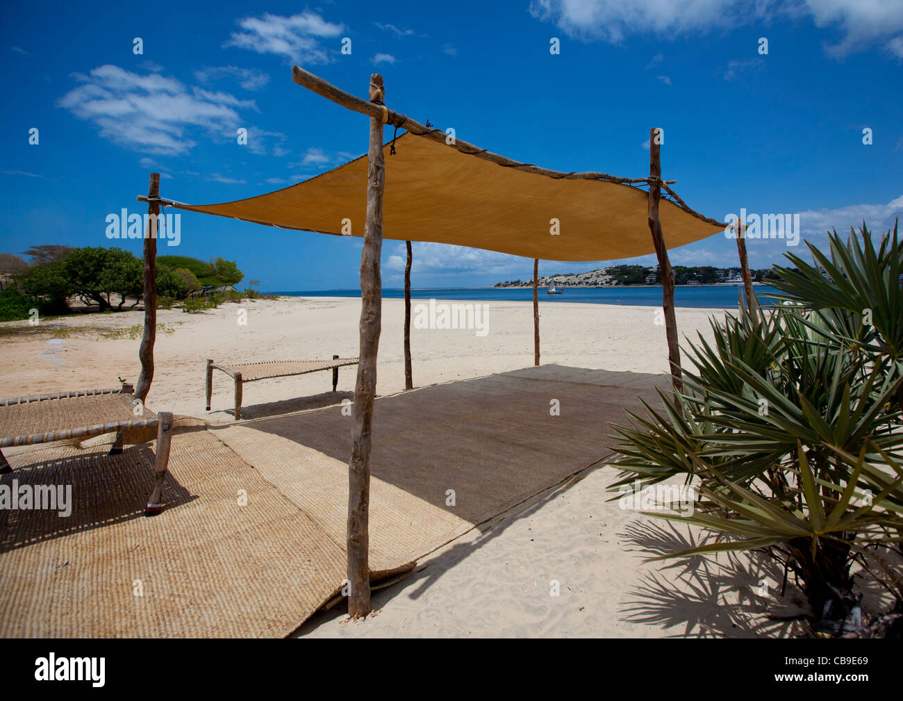 Ein Sonnenschirm am Strand in der Nähe von Lamu Kenia in touristischen Luxus-Bereich Stockfoto