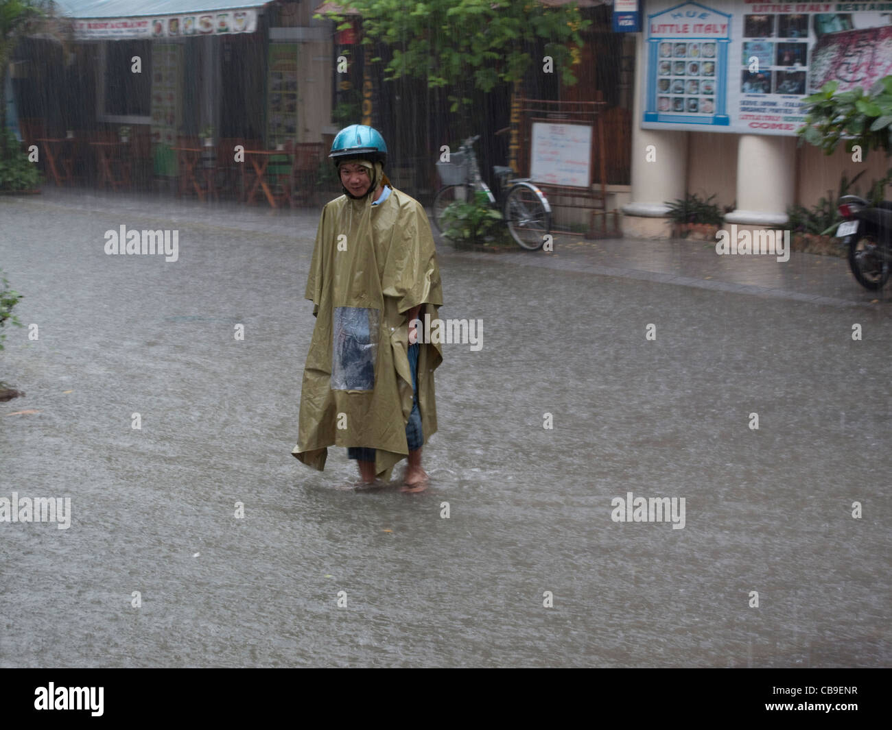 Mann gefangen im Monsun-Regen-Regen in Hue, Vietnam Stockfoto