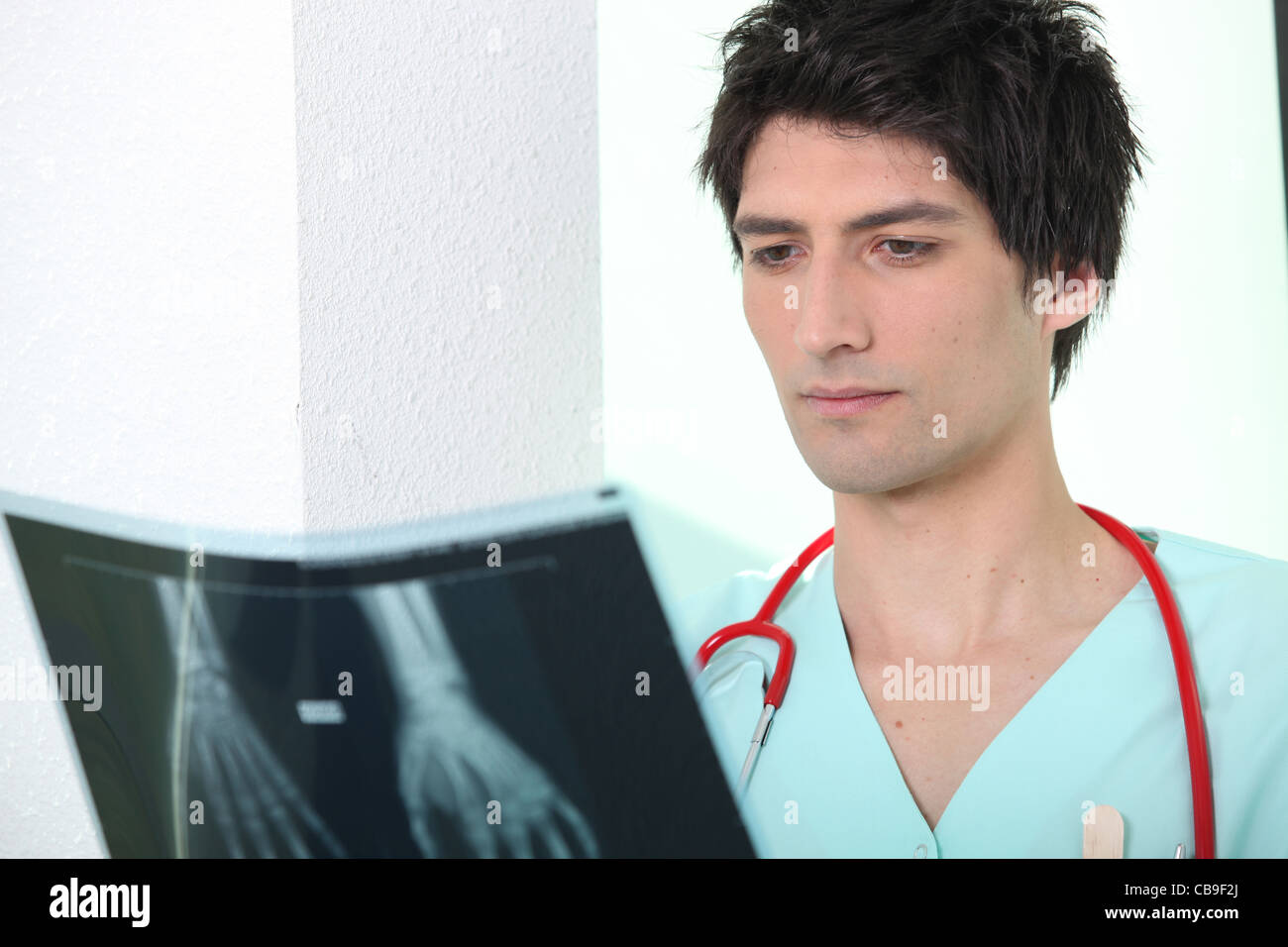 Krankenpfleger, Blick auf Röntgenbild Stockfoto