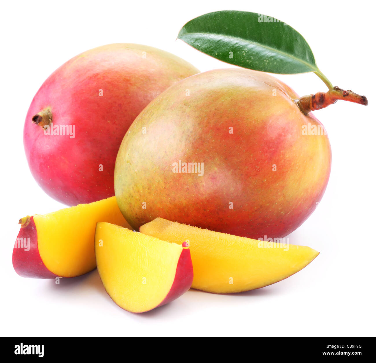 Mango mit Scheiben auf einem weißen Hintergrund. Stockfoto