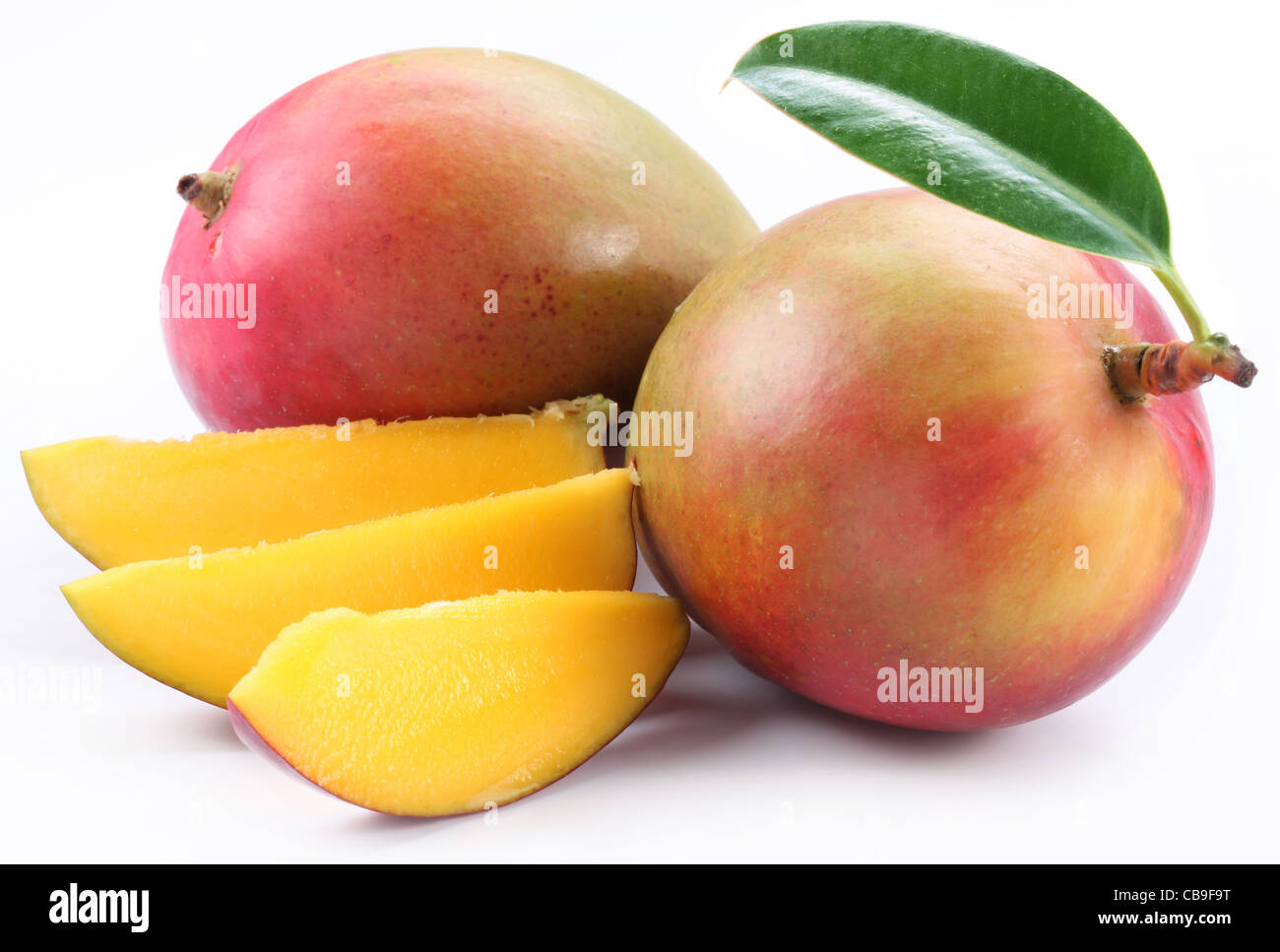 Mango mit Scheiben auf einem weißen Hintergrund. Stockfoto