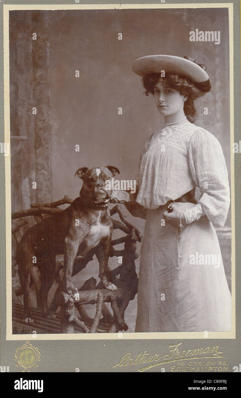 Kabinett Foto Frau mit ihrem Haustier Staffordshire Bull terrier Stockfoto