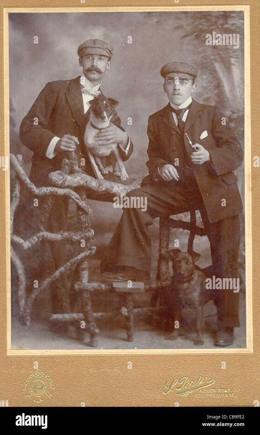 Kabinett Foto von zwei Freunden mit ihrem Haustier Terrier Stockfoto