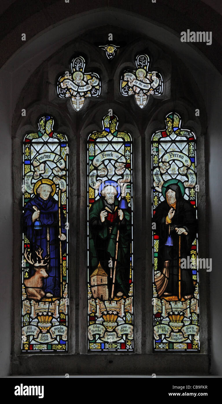 Ein Buntglasfenster an den Kempe Studios (1931) mit den kornischen Heiligen Kea, Feock (oder Feoca) und Perran, St. Feoca's Church, Feock, , Cornwall Stockfoto