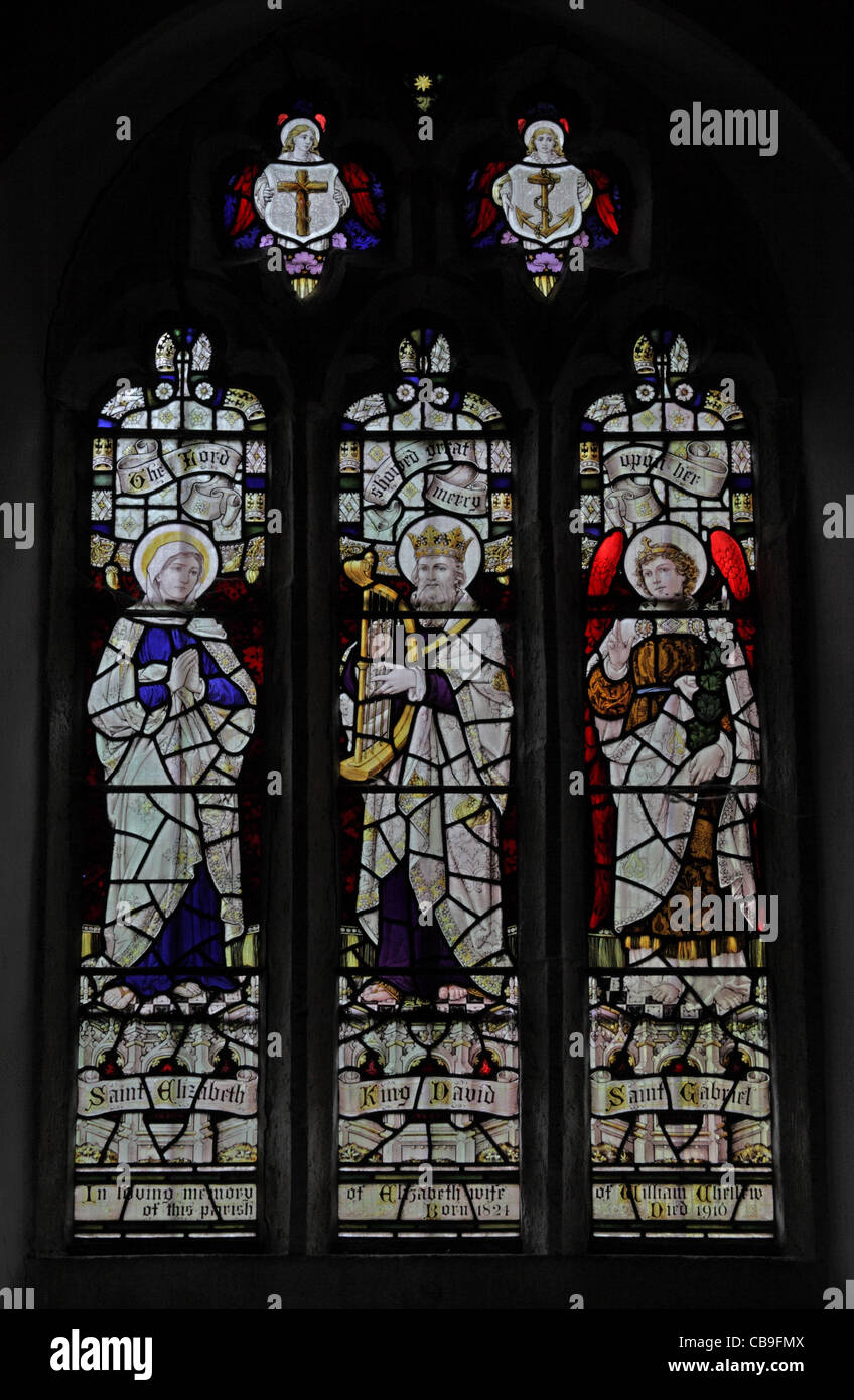 Ein Buntglasfenster von Robert J Newbery (1861 - 1940) mit der Darstellung der heiligen Elisabeth, des Königs David und des Erzengels Gabriel, der Kirche St. Feoca, Feock, Cornwall Stockfoto
