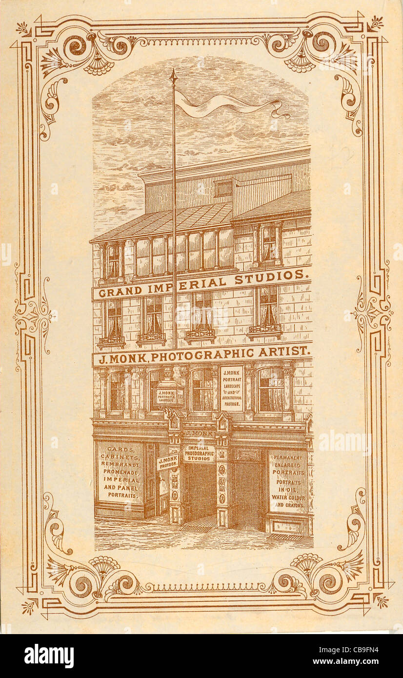Verso einer Schrankfoto, die die Ladenfront des Fotoateliers von J Monk, Preston, Lancashire, um 1885 zeigt Stockfoto
