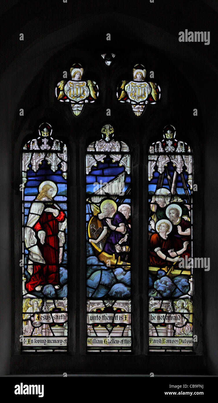 Ein Buntglasfenster von Robert J Newbery, in dem Jesus das Wasser stillt, St Feock Church, Feock, in der Nähe von Truro, Cornwall Stockfoto