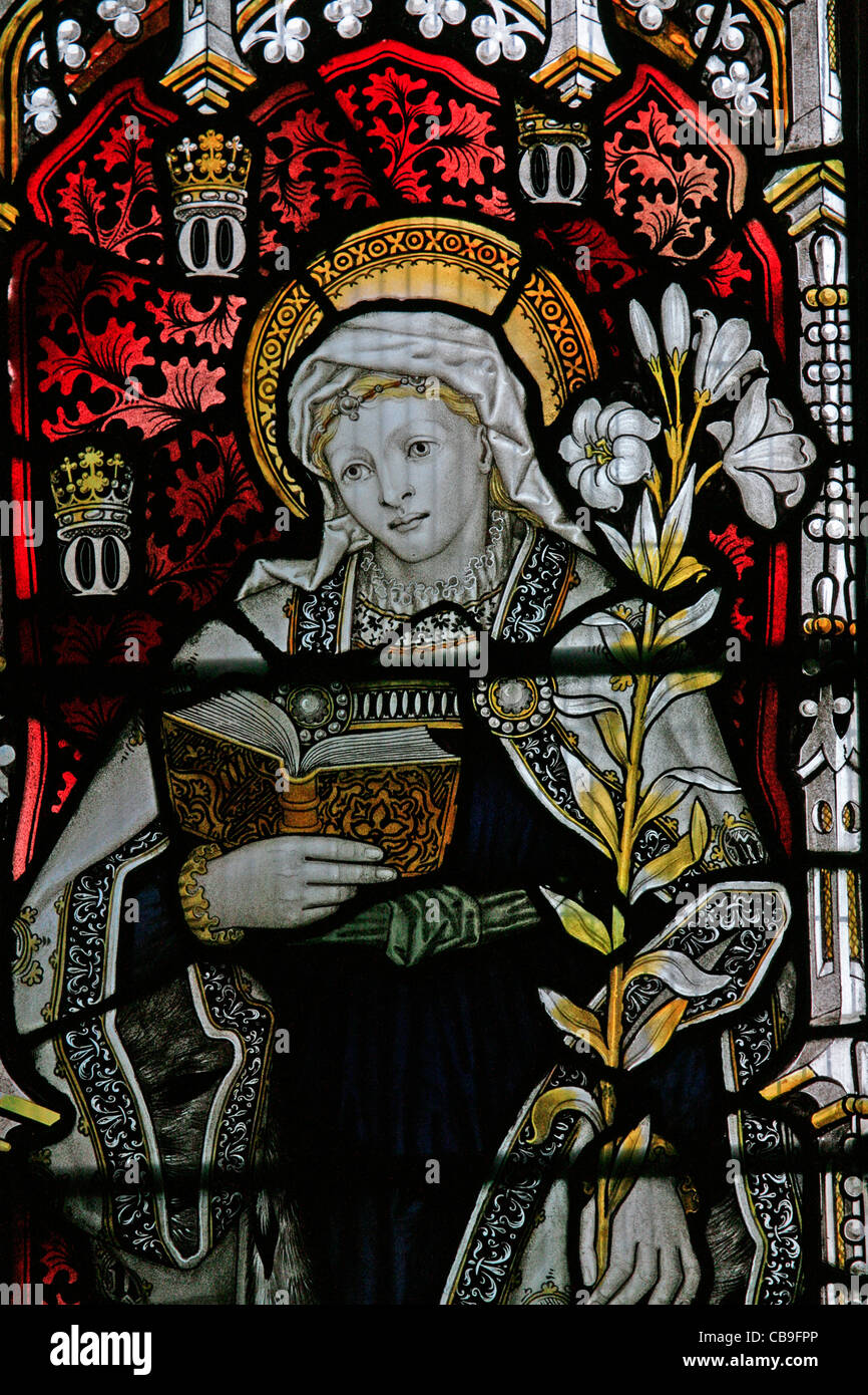 Ein Buntglasfenster bei den Kempe Studios mit der Darstellung der Heiligen Jungfrau Maria, St. Petroc's Church, Petrockstowe, Devon, England Stockfoto