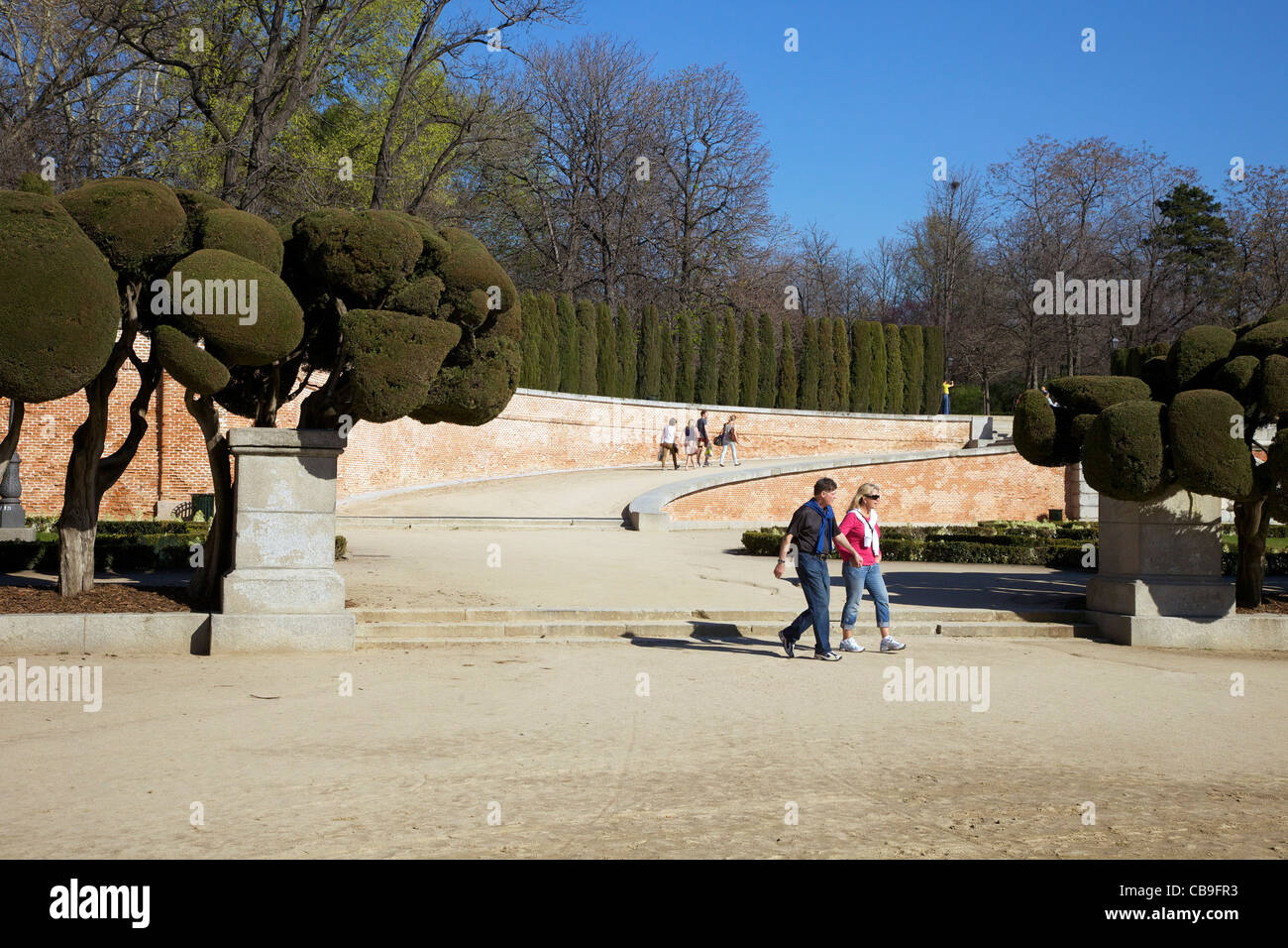 Besucher und Touristen genießen Sie zu Fuß in der Frühlingssonne, Parque del Retiro, Madrid, Spanien, Europa, EU Stockfoto