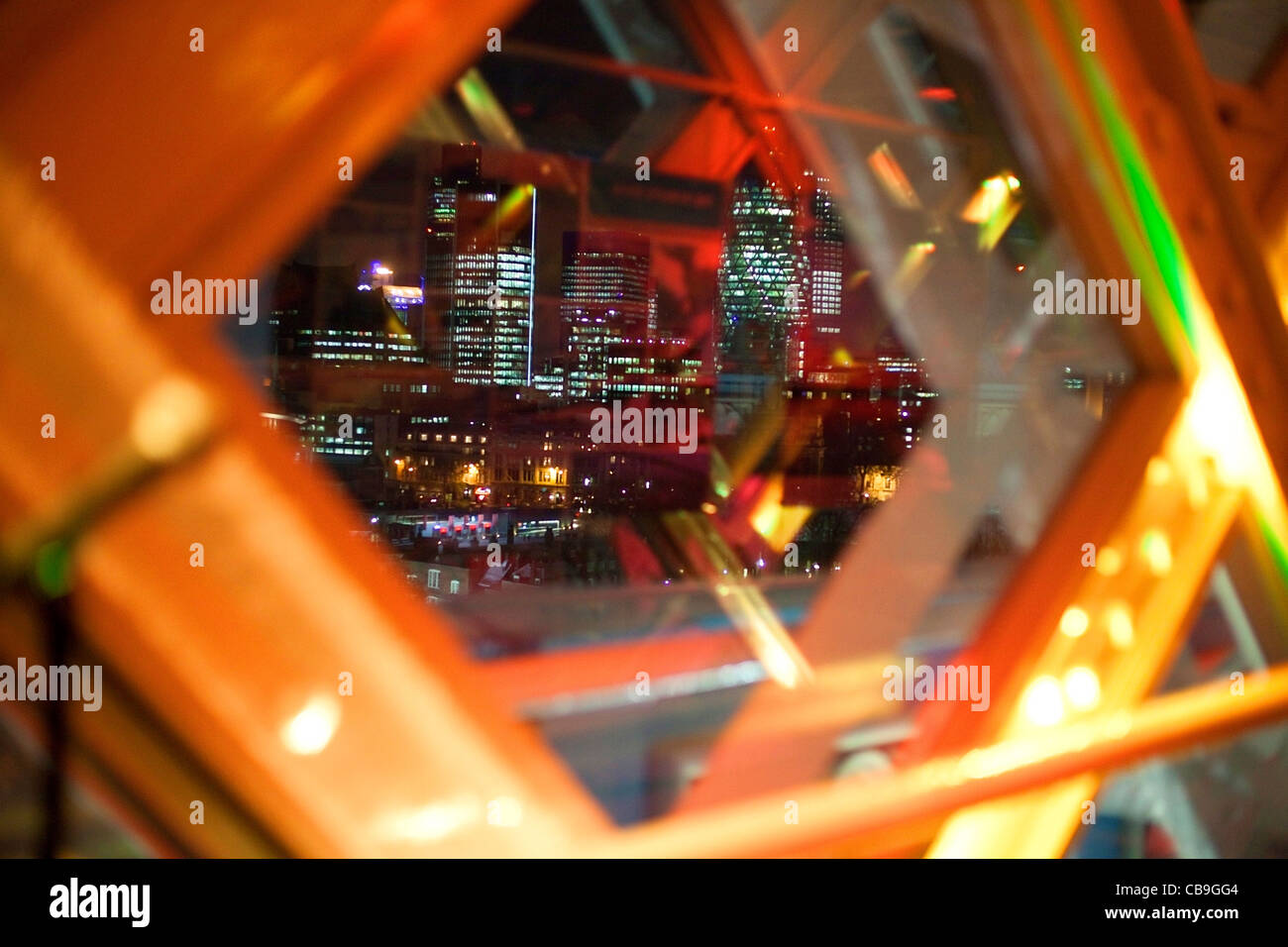 Blick auf London von innerhalb der Tower Bridge während der Nacht. Stockfoto