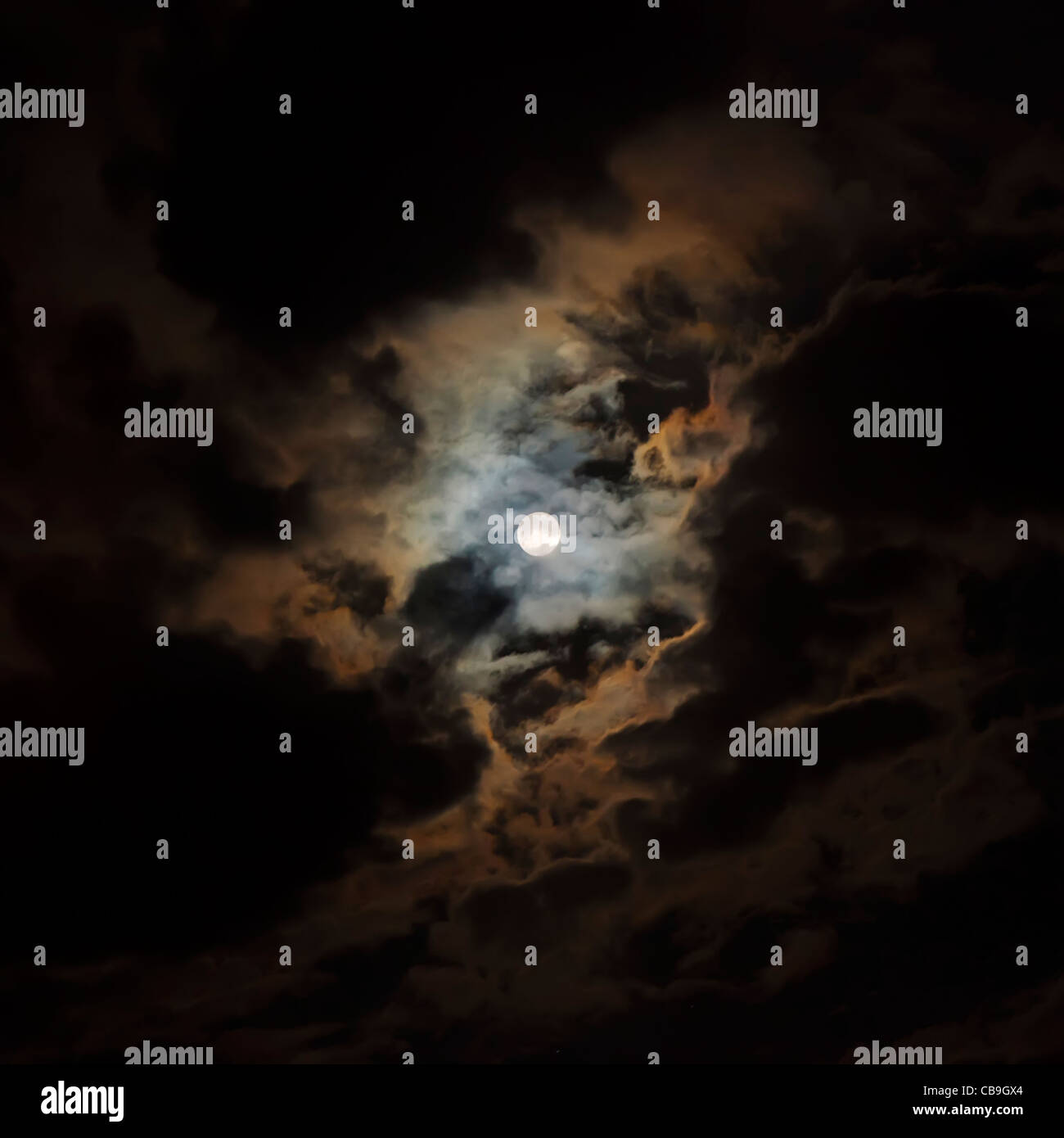 Vollmond durch dunkle Wolken gesehen Stockfoto