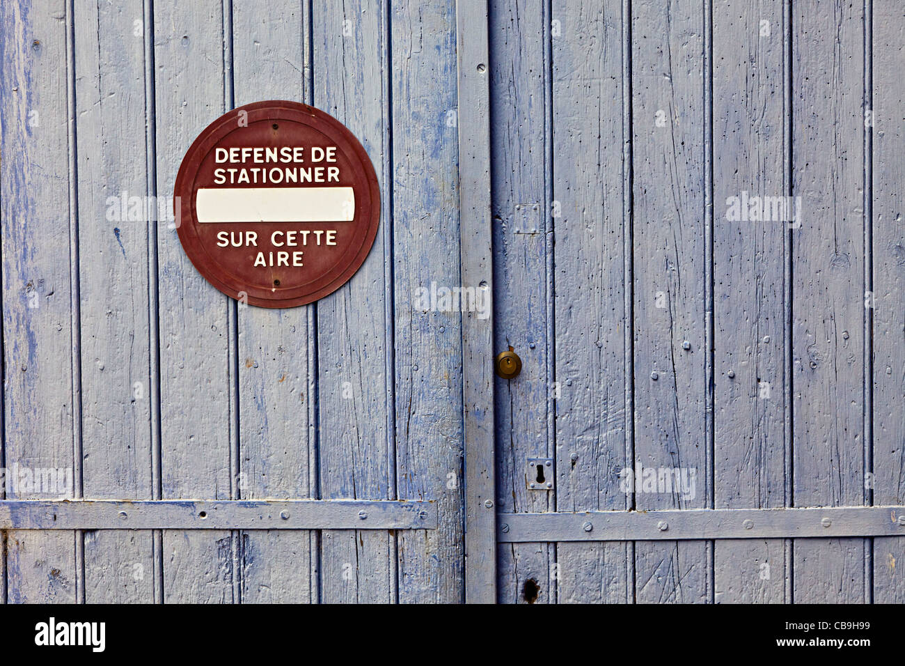 Keine Wartezeit Verteidigung de Stationner verblasst Schild am Garage Tür Camares Stadt Frankreich Stockfoto