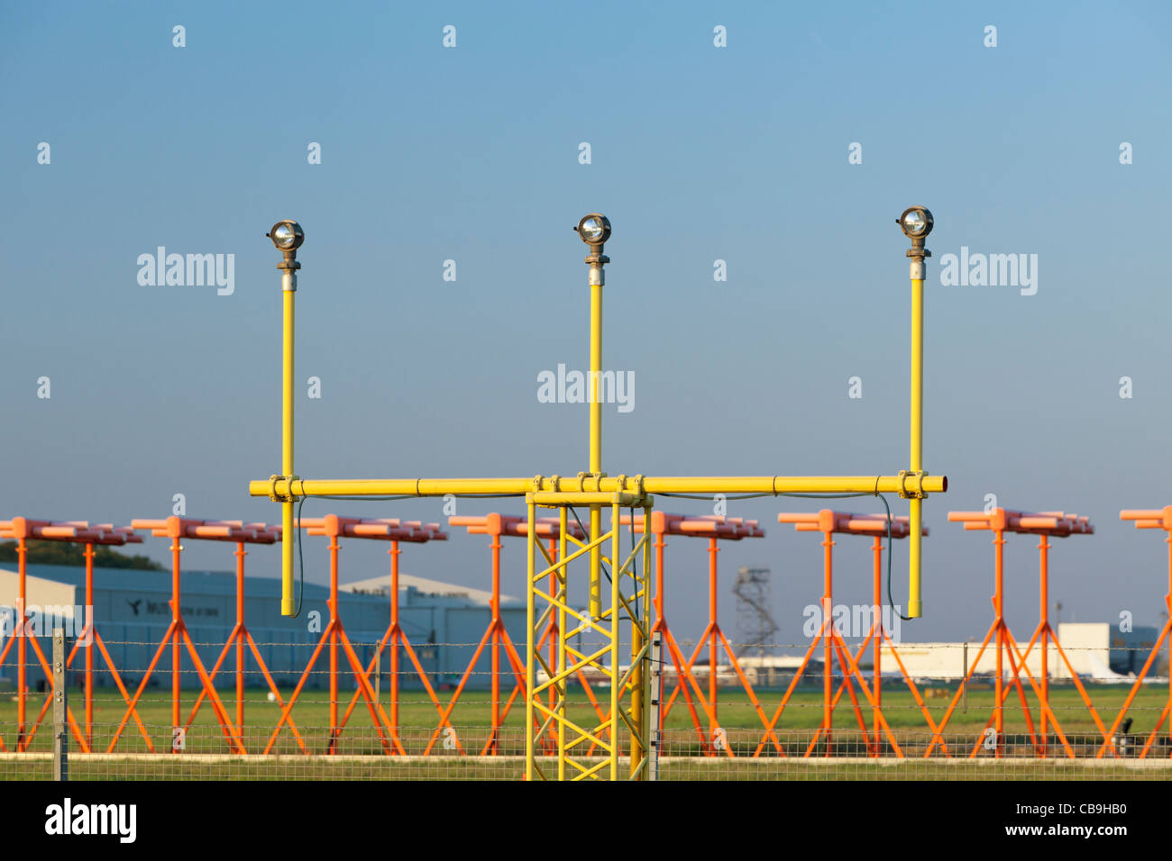 Start-und Landebahn Anflugbefeuerung an einem Flughafen in Großbritannien Stockfoto