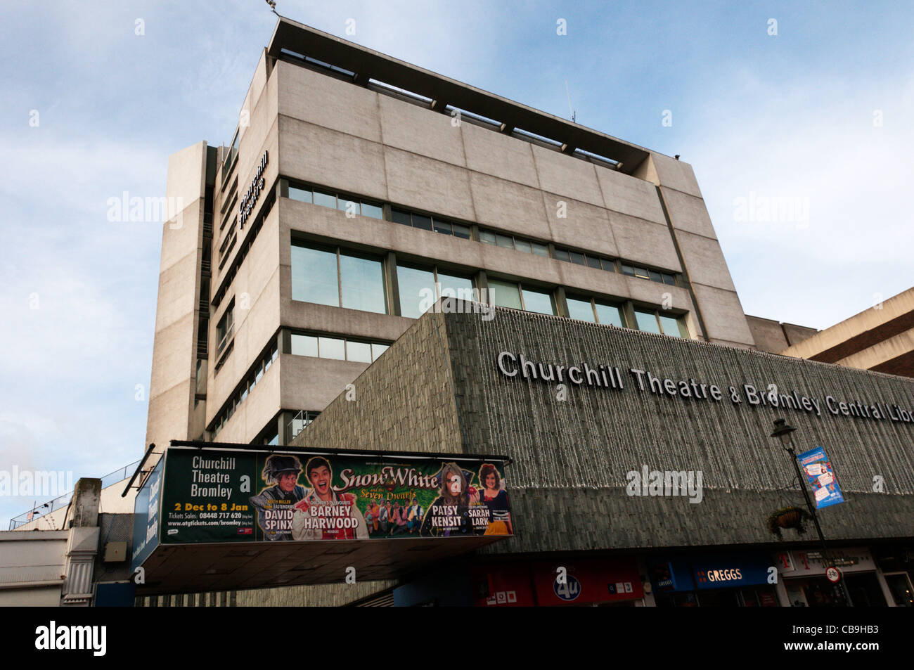 Das Churchill Theater, Bromley mit einem Plakat für das Weihnachtsmärchen, Schneewittchen und die sieben Zwerge. Stockfoto