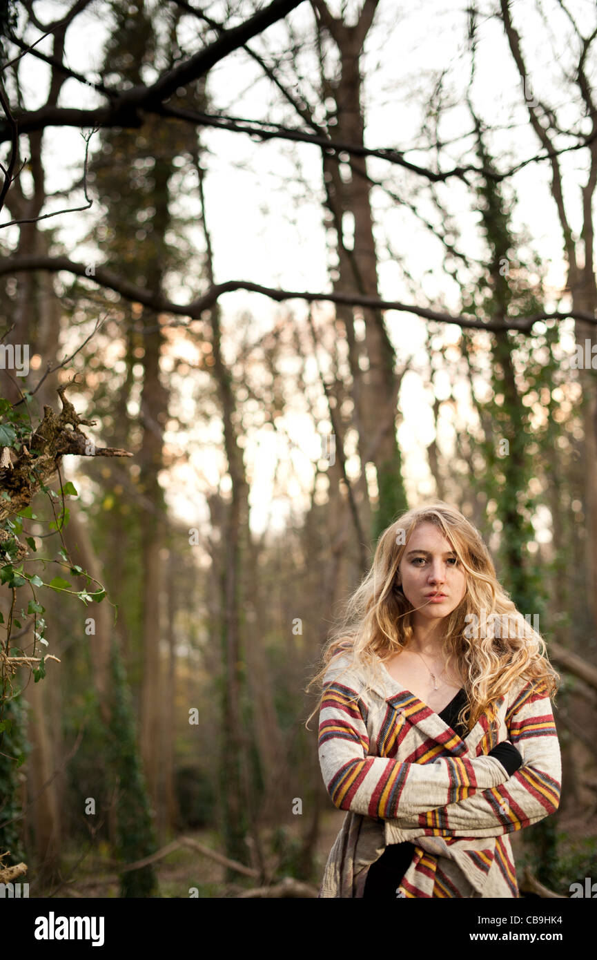 eine schlanke blonde Frau Mädchen allein im Wald Herbst nachmittags tagsüber UK Stockfoto